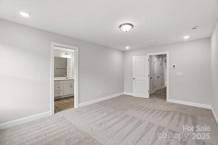 Spacious, unfurnished interior of a new home in Harrisburg Village, Harrisburg (Image 25).