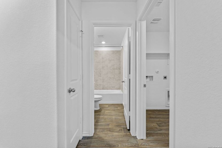 Spacious, unfurnished interior of a new home in Avenida, Converse (Image 15).