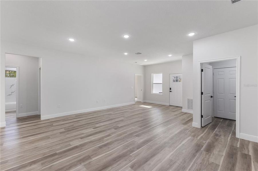 Spacious, unfurnished interior of a new home in , Ocala (Image 9).