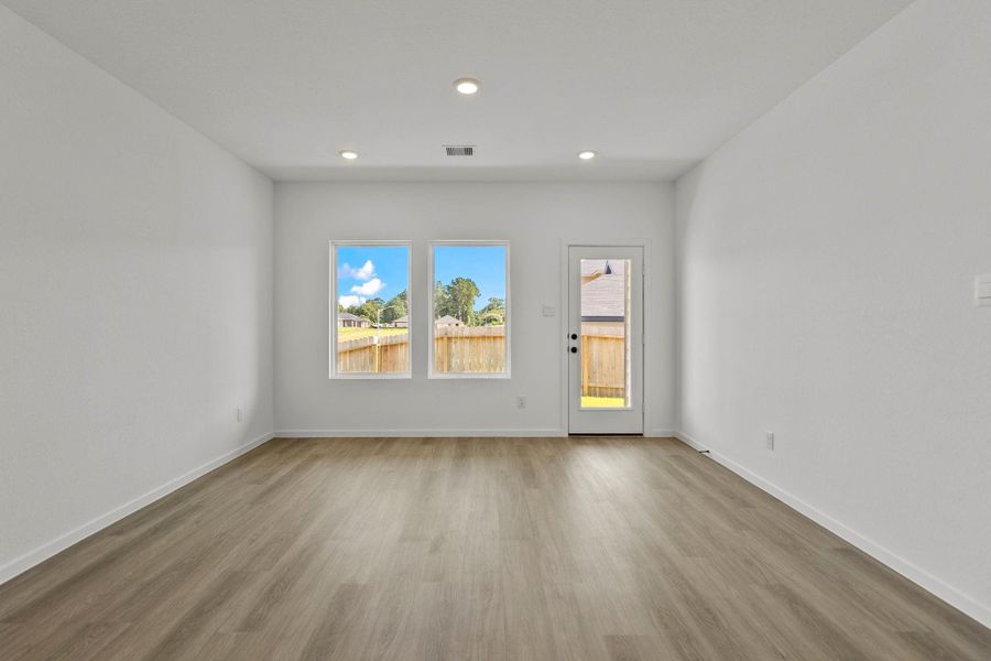 Spacious, unfurnished interior of a new home in Lake Conroe Cove, Willis (Image 15).