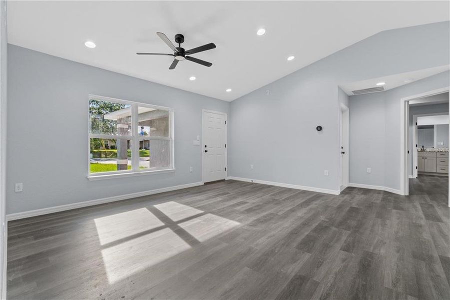 Spacious, unfurnished interior of a new home in , Ocala (Image 15).
