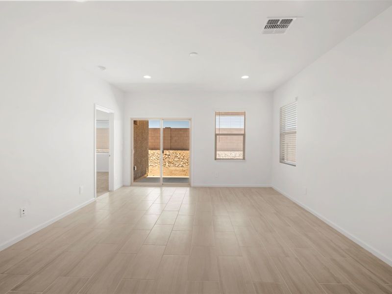 Spacious, unfurnished interior of a new home in La Estancia - Homestead, Tucson (Image 9).