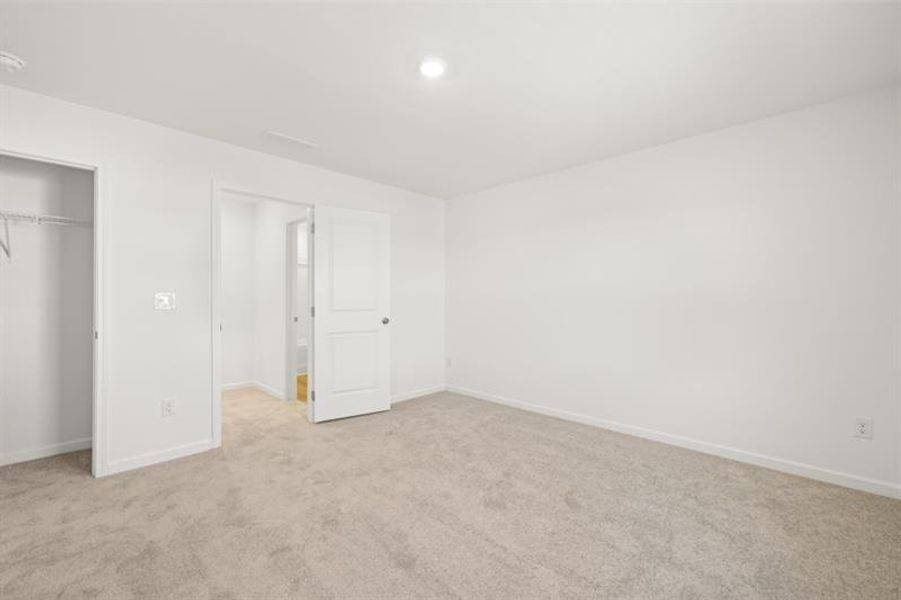 Spacious, unfurnished interior of a new home in , Bethlehem (Image 19).