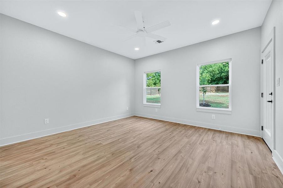 Spacious, unfurnished interior of a new home in , Sherman (Image 16).