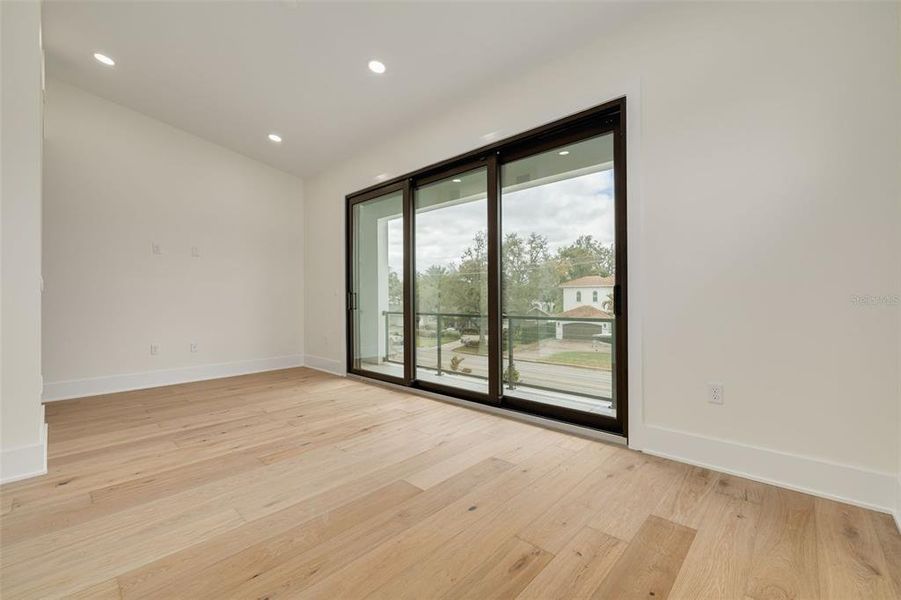 Spacious, unfurnished interior of a new home in , Tampa (Image 24).