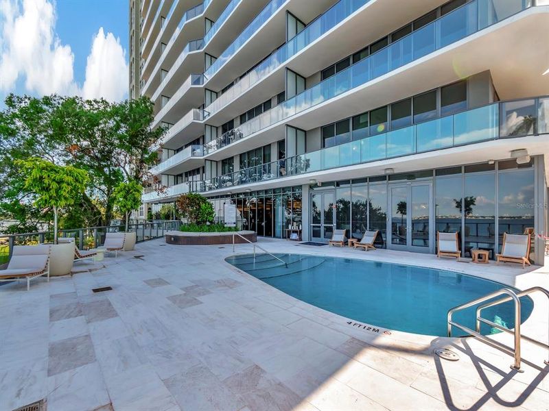 Condo located in Tampa, FL showcasing its design and architecture (Image 4).