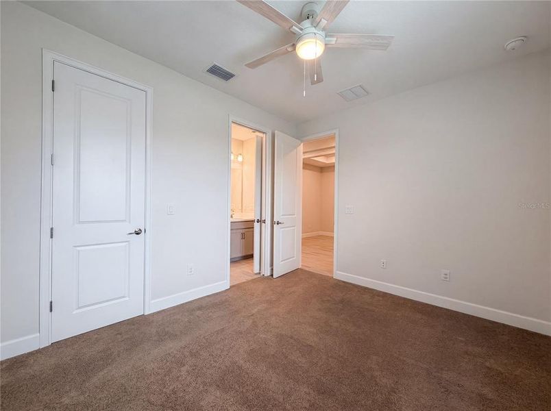 Spacious, unfurnished interior of a new home in , Sarasota (Image 22).