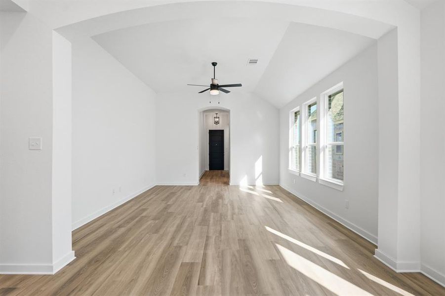 Spacious, unfurnished interior of a new home in Creekshaw, Royse City (Image 14).