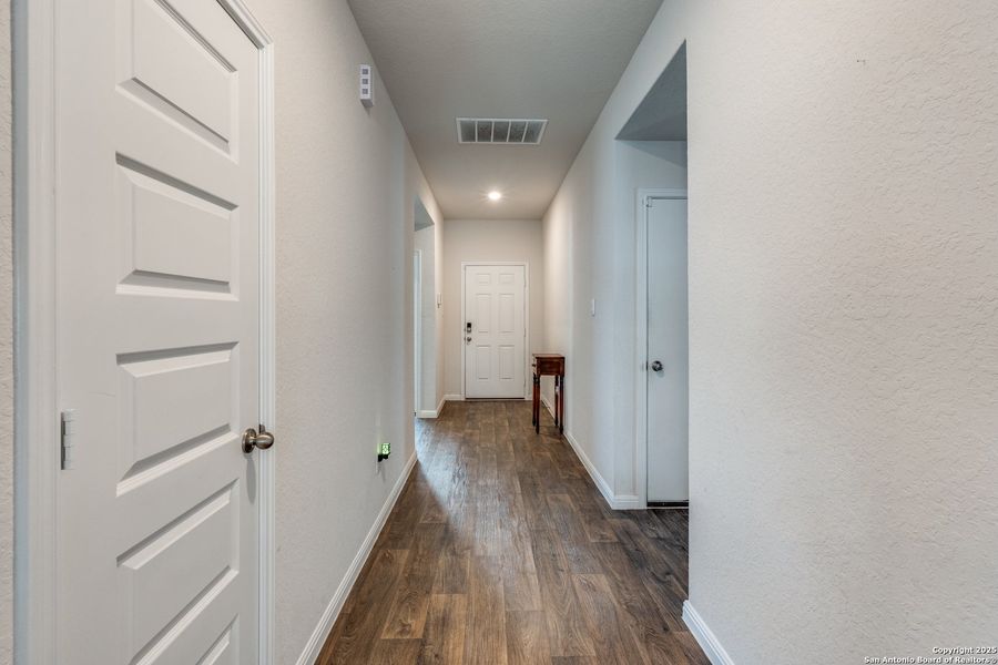 Spacious, unfurnished interior of a new home in Heather Glen, New Braunfels (Image 18).
