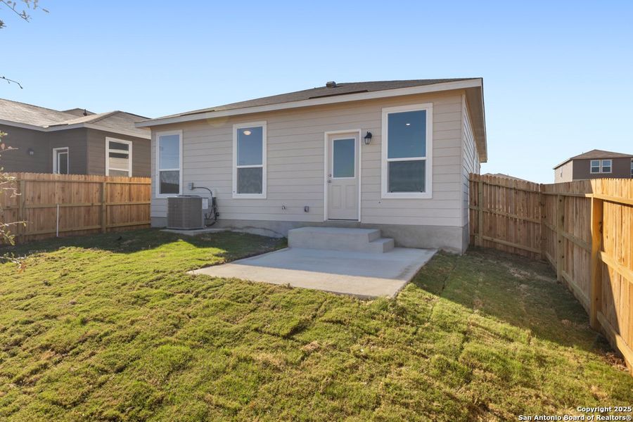 Exterior details and patio area of a home in Punta Verde, Converse (Image 2).