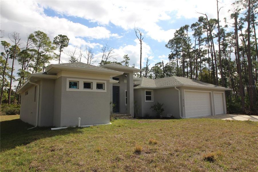 Exterior details and patio area of a home in , Port Charlotte (Image 16).