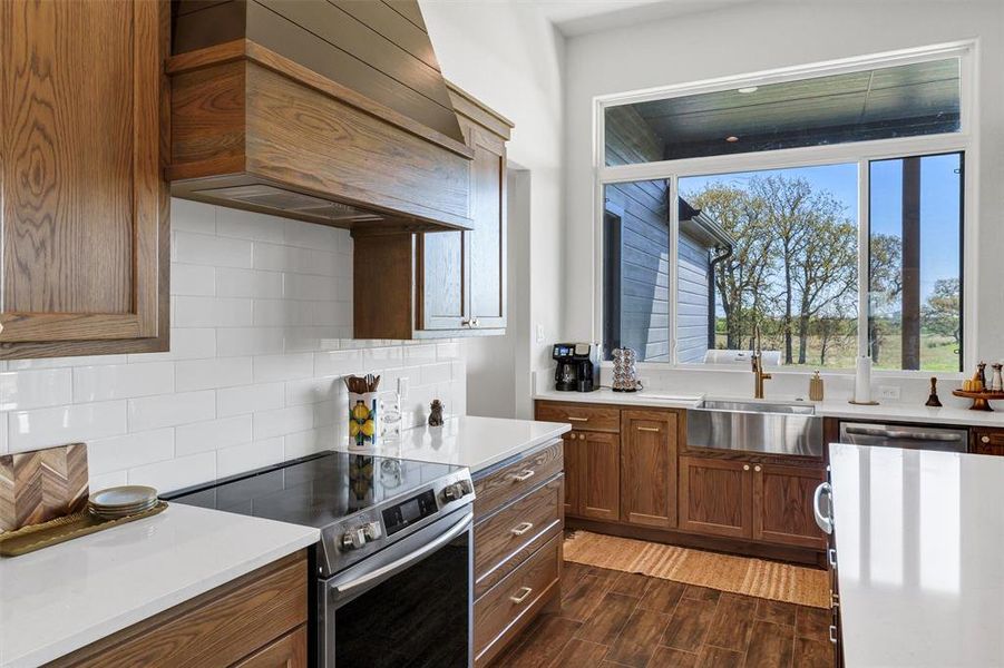 Furnished interior view inside a new home in , Tolar (Image 12).