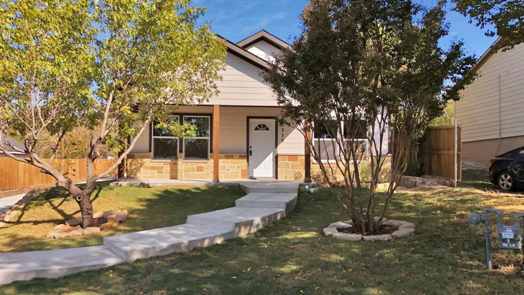 View of front of house featuring a front yard