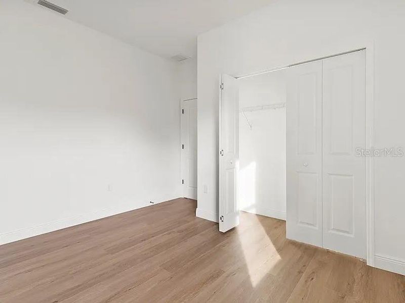 Spacious, unfurnished interior of a new home in , Ocala (Image 5).