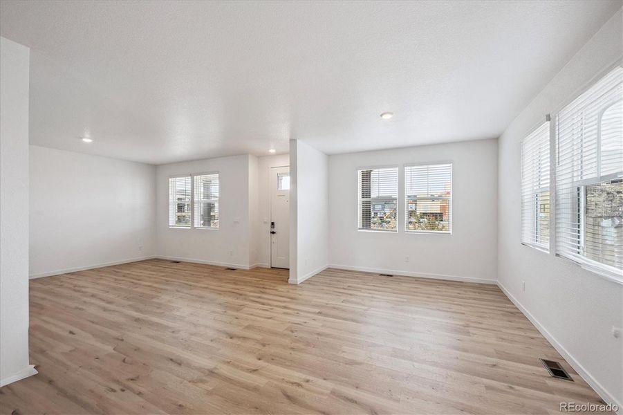 Spacious, unfurnished interior of a new home in Horizon Uptown, Aurora (Image 26).