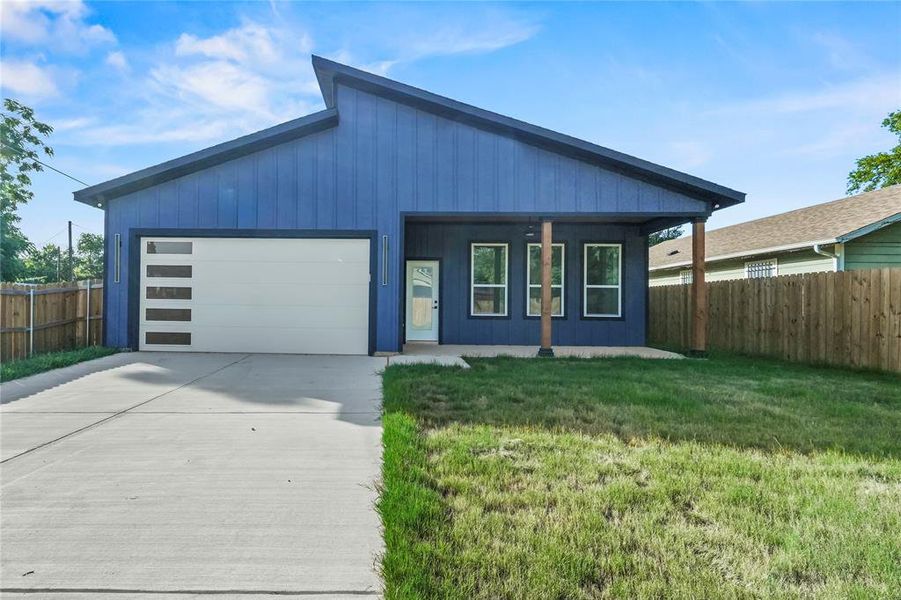 Modern home featuring stucco siding and a front yard