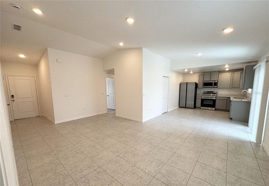Spacious, unfurnished interior of a new home in Poinciana, Kissimmee (Image 22). Spacious, unfurnished interior of a new home in Poinciana, Kissimmee (Image 22).