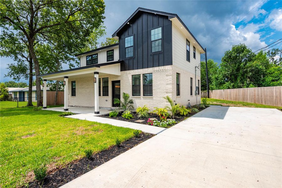 Front exterior of a new home in , Houston, TX, highlighting curb appeal (Image 21). Front exterior of a new home in , Houston, TX, highlighting curb appeal (Image 21).