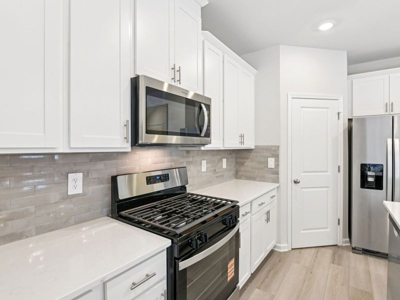 Furnished interior view inside a new home in Ivey Township, Dallas (Image 11).