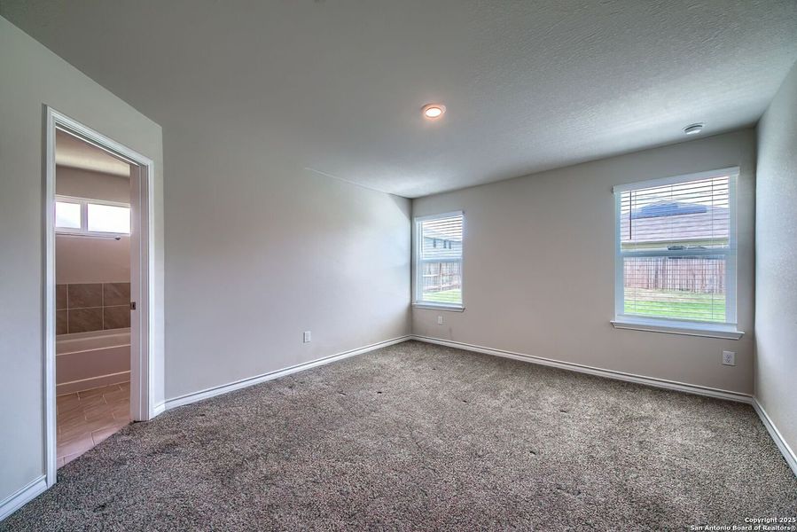 Spacious, unfurnished interior of a new home in , San Antonio (Image 18).