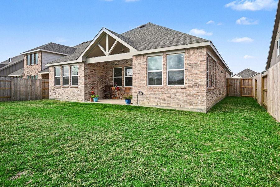 Exterior details and patio area of a home in Centennial Oaks, Santa Fe (Image 26).