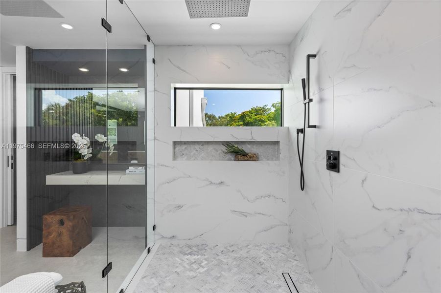 Image 98 of a home in .