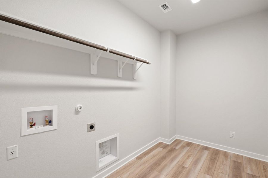 Spacious, unfurnished interior of a new home in Lariat, Liberty Hill (Image 31).