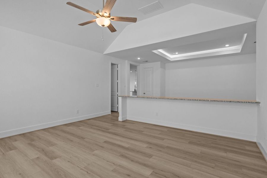 Spacious, unfurnished interior of a new home in Valencia 70', Manvel (Image 17).