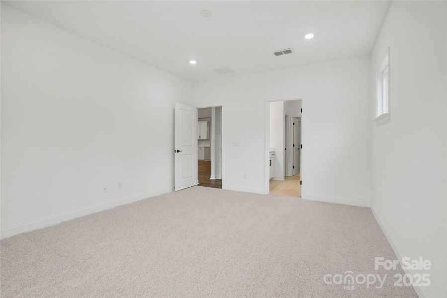 Spacious, unfurnished interior of a new home in Forest Creek, Waxhaw (Image 31).