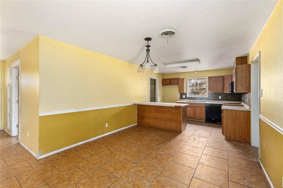 Spacious, unfurnished interior of a new home in , Brownwood (Image 13).