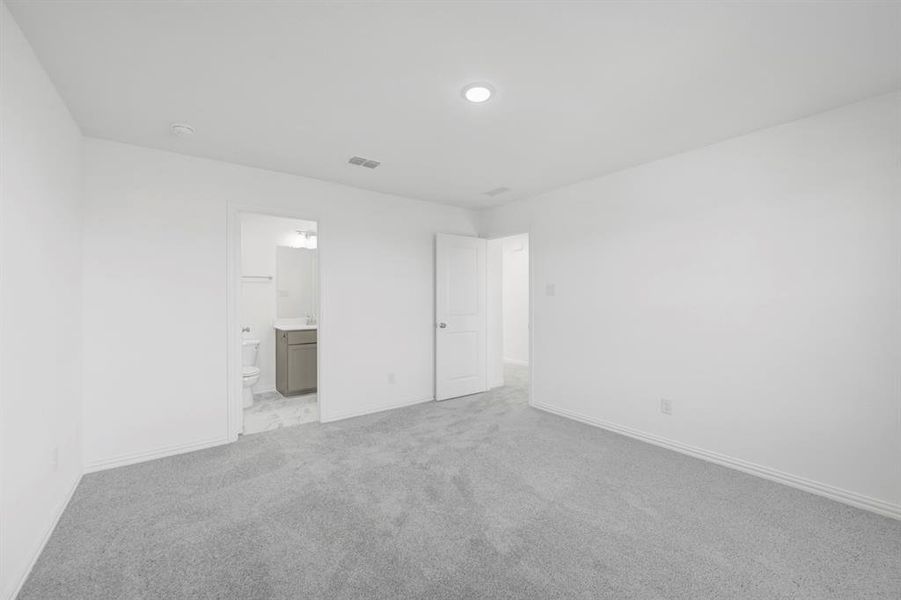 Spacious, unfurnished interior of a new home in Lily Creek at Sutton Fields, Aubrey (Image 33).