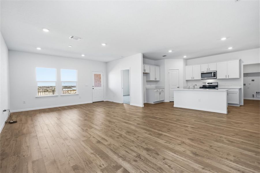 Spacious, unfurnished interior of a new home in Rosenbusch Ranch, Leander (Image 24).