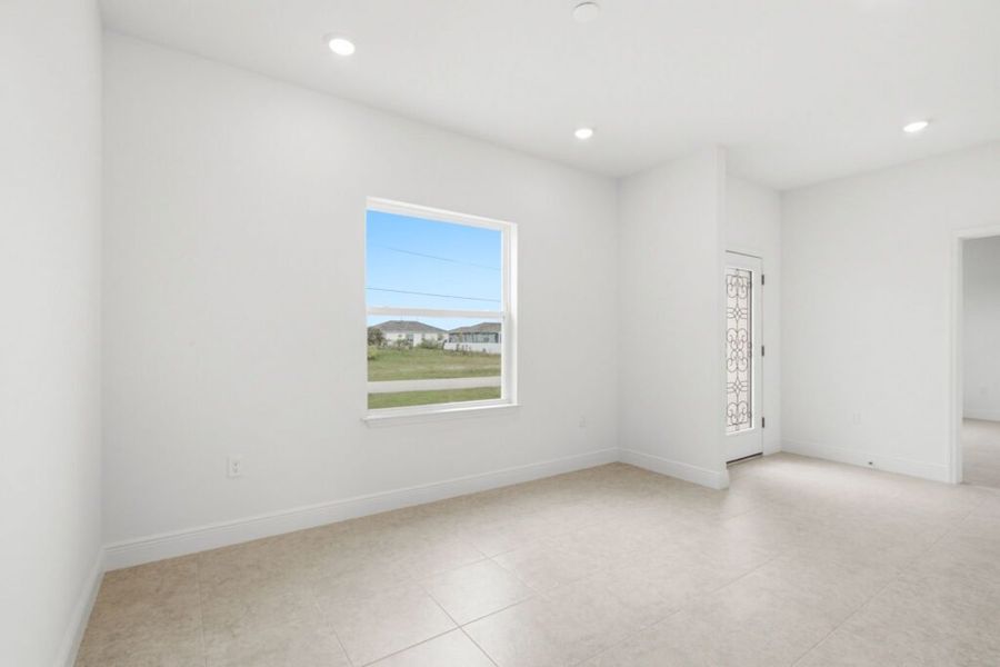 Spacious, unfurnished interior of a new home in Cape Coral, Cape Coral (Image 20).
