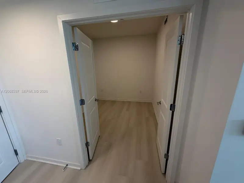 Spacious, unfurnished interior of a new home in , Orlando (Image 9).
