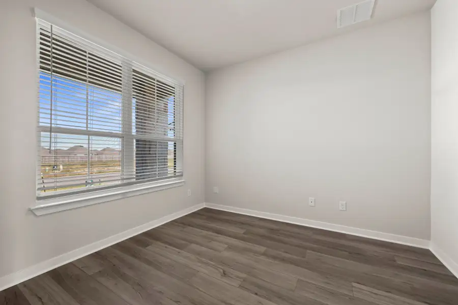 Spacious, unfurnished interior of a new home in Three Creeks, Belton (Image 14).