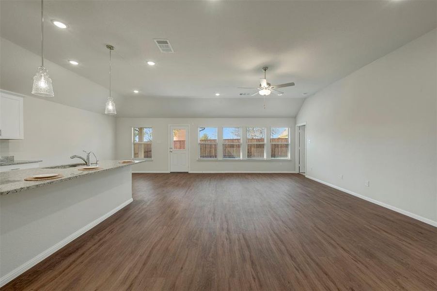 Spacious, unfurnished interior of a new home in Sanderos, Fort Worth (Image 35).
