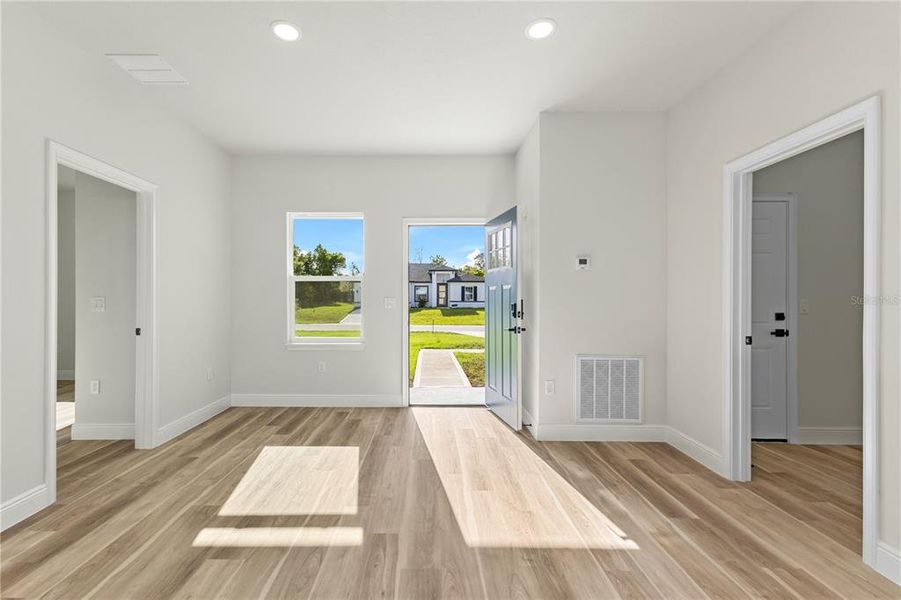 Spacious, unfurnished interior of a new home in , Ocala (Image 12).