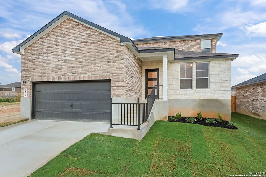 Exterior details and patio area of a home in Comanche Ridge, San Antonio (Image 1).