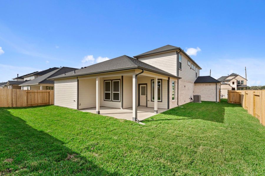 Exterior details and patio area of a home in Briarwood Crossing, Rosenberg (Image 4).
