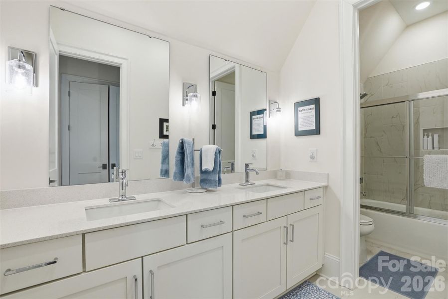 Full bathroom between bedroom 2 and 3