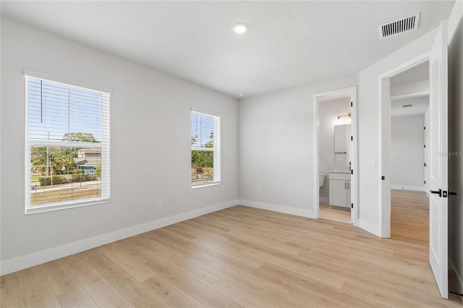 Spacious, unfurnished interior of a new home in , Tampa (Image 37).