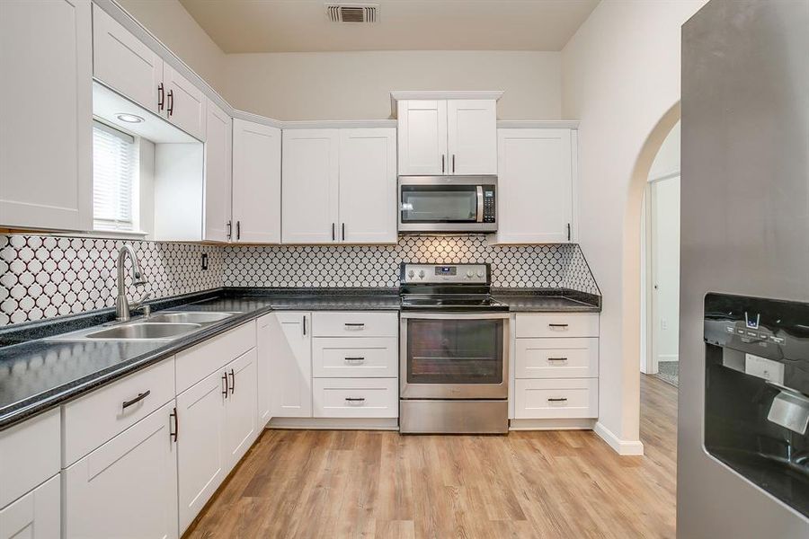 Furnished interior view inside a new home in , Mineral Wells (Image 15).