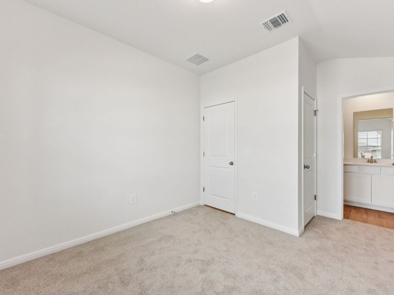 Spacious, unfurnished interior of a new home in Lexington Parke, Del Valle (Image 11).
