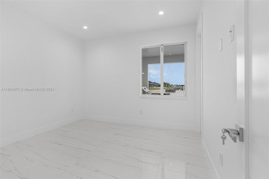 Spacious, unfurnished interior of a new home in , Cape Coral (Image 7).