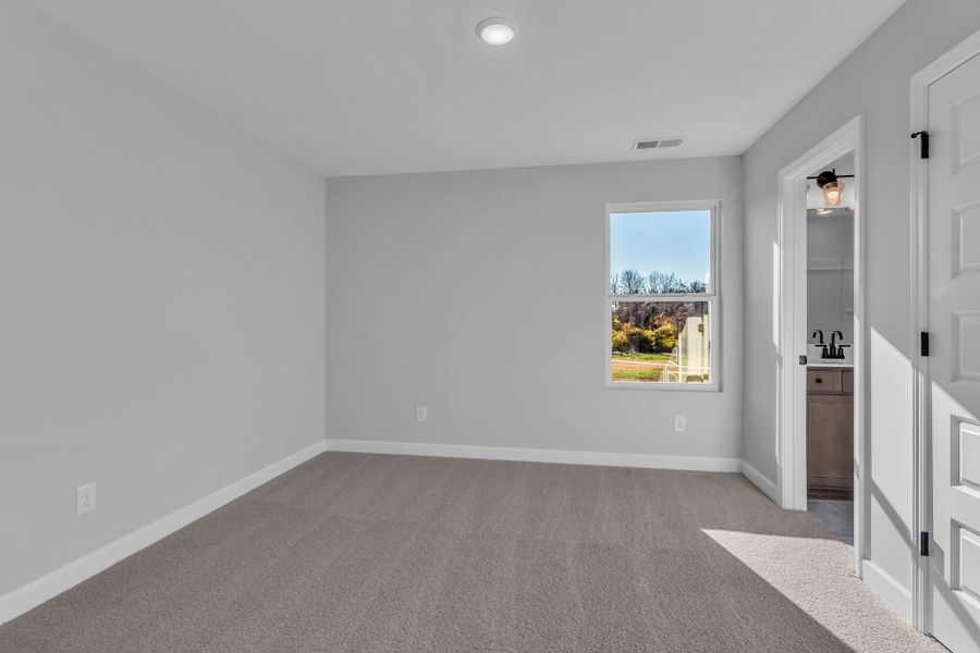 Spacious, unfurnished interior of a new home in Oxford Station, Gallatin (Image 24).