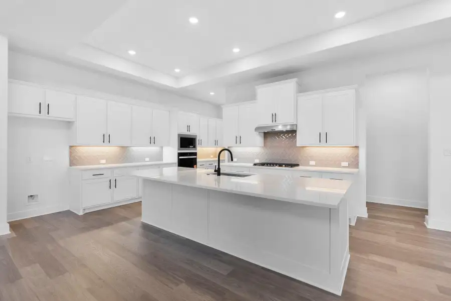 Large Center Island in Kitchen