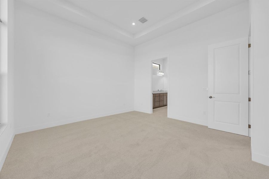 Spacious, unfurnished interior of a new home in Cove Royale, Stuart (Image 16). Spacious, unfurnished interior of a new home in Cove Royale, Stuart (Image 16).