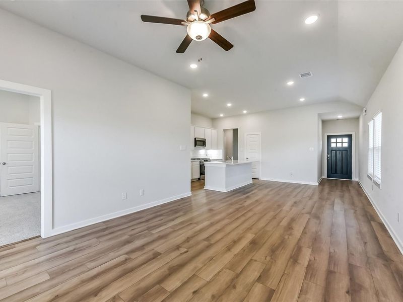 Spacious, unfurnished interior of a new home in River Ranch Meadows, Dayton (Image 26).