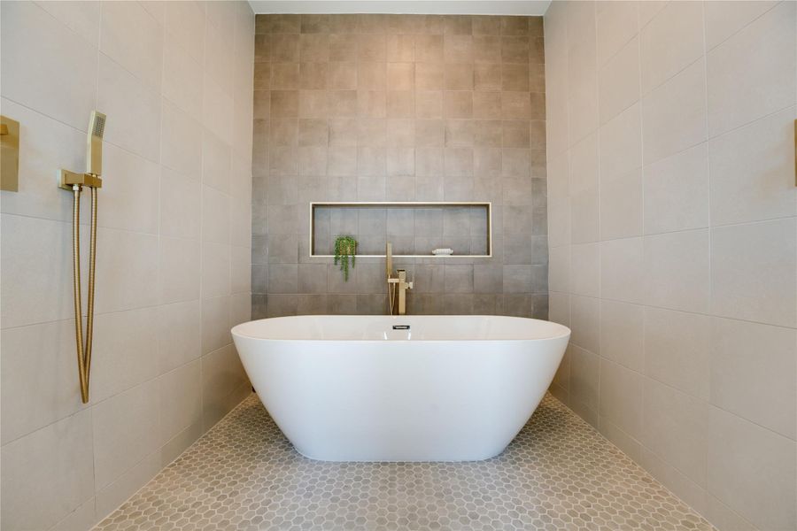Modern freestanding tub