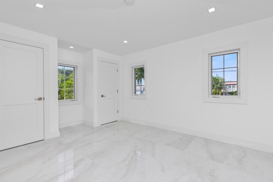 Spacious, unfurnished interior of a new home in , Palm Beach (Image 18).